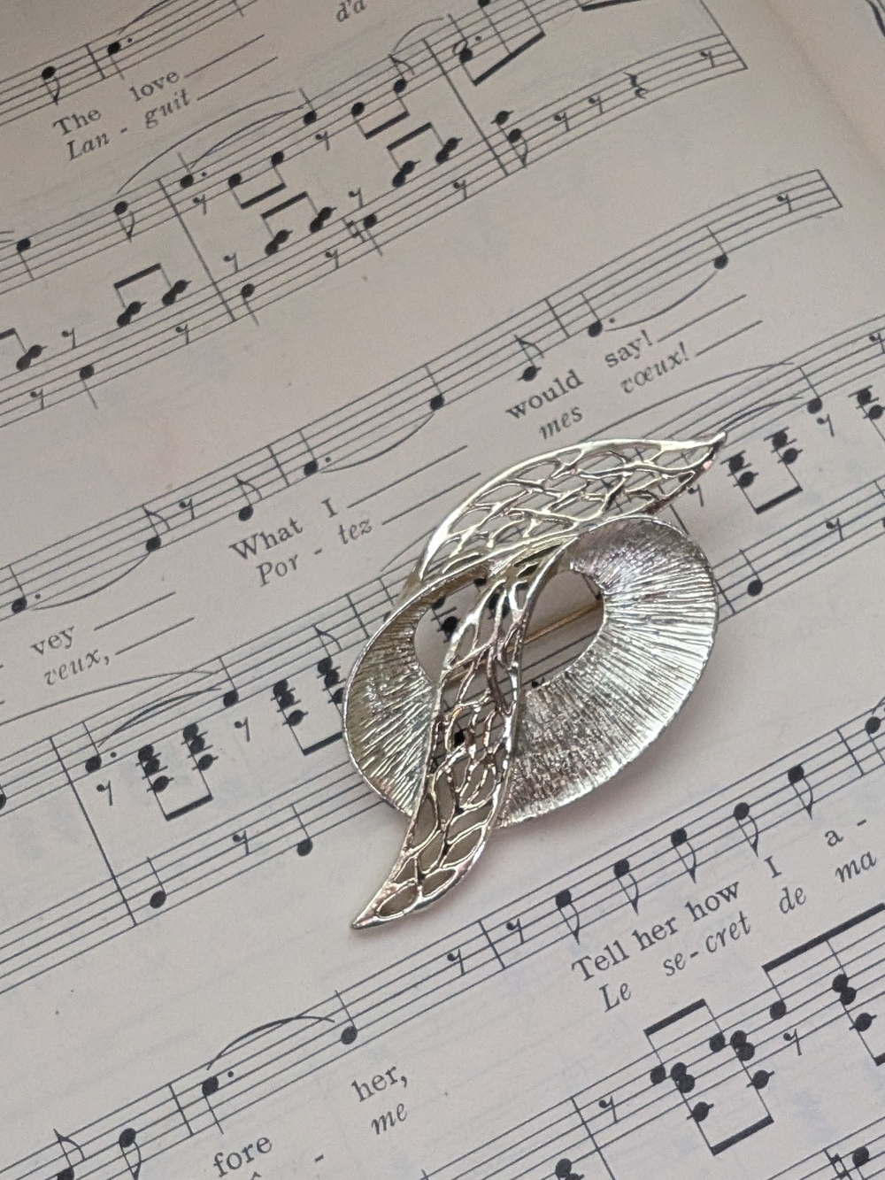 Silver Tone Leaf Swirl Brooch - Picture 4 of 8